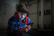 Mario Höfer (Juri Winkler) wurde von seinem vermeintlichen Kumpel in einen dunklen Raum gesperrt. Verzweifelt versucht er Hilfe über sein Handy zu rufen.