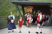 Volkstanzgruppe D'Sonnwendler am Trachtenumzug des Gauder Festes, während ServusTV's Hoagascht AT "Gauder Fest" in Zell am Ziller, Tirol, 07.05.2023.