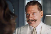 Der Detektiv bei der Arbeit: Kenneth Branagh als Hercule Poirot