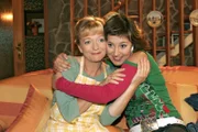 Yvonne (Bärbel Schleker, r.) ist dankbar über Helgas (Ulrike Mai, l.) Zuspruch.