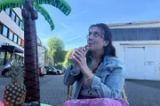 Reporterin Dana Céline Koop stellt sich einer besonderen Challenge: Zwei Nächte Urlaub mit allem Drum und Dran, aber nur 200 Euro Budget pro Person!