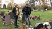 Katrin und Elvis bringen Blumen ans Grab und schwelgen dort in Erinnerungen an Dagmar