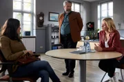 Die Hofmaklerin Martina Hirschfeld (Mona Pirzad, l.) wird von den Kommissaren Stadler (Dieter Fischer, M.) und Winter (Vanessa Eckart, r.) zu ihrem Klienten Christian Porz befragt.