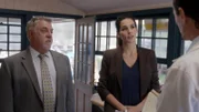 Jane Rizzoli (Angie Harmon) und Vince Korsak (Bruce McGill, l.) nehmen Dr. Carlson (Vincent Ventresca), den Verantwortlichen für das Gelände auf dem die Leiche einer jungen Frau gefunden wurde, ins Visier der Ermittlungen.