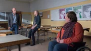 Das Lehrerehepaar Frank (Simon Licht, l.) und Lisa Meersburger (Barbara Sotelsek, M.) und die Sekretärin Andrea Labant (Tina Pfurr, r.) sind schockiert und ratlos angesichts des Todes ihres Direktors. Im Kollegium war er beliebt. Wer steckt also hinter der Tat?