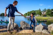 Matthew Bradford (Patrick Rapold) und Natalie (Henriette Richter-Röhl) nehmen spontan an einem Kanurennen gegen seine Tochter Alice teil und lassen sie natürlich gewinnen...