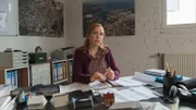 Kurz vor seinem Tod hat Kilian Danneberg noch einmal mit der Firma "Vollmer & Dill" telefoniert. Worum ging es dabei? Weiß Gundula Vollmer (Dagmar Leesch), kaufmännische Leiterin der Firma und Tochter von Karsten Dill, mehr?