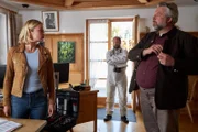 Die Kommissare Winter (Vanessa Eckart, l.) und Stadler (Dieter Fischer, r.) schauen sich mit Unterstützung eines Spurensicherers (Alexander Vitzthum, M.) in der Wohnung des ermordeten Holzgroßhandel-Besitzers um.