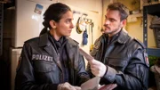 Pinar (Aybi Era) und Kris (Marc Barthel) finden Blanko-Pässe und Aufenthaltsgenehmigungen im Hotel St. Pauli Inn.