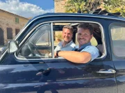 Bauernreporter Ralf Herrmann (l.) und Martin  +++ Die Verwendung des sendungsbezogenen Materials ist nur mit dem Hinweis und Verlinkung auf RTL+ gestattet. +++