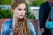 Alice (Tara Fischer) fährt bis nach New York, um Dr. Natalie Wayne zur Rückkehr nach Marblehead zu überreden.