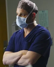 Jackson erfährt, dass April schwanger ist, während Alex (Justin Chambers) und ein Team von Chirurgen eine Transplantation von drei Organen vornehmen ...