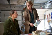 Marie Brand (Mariele Millowitsch, r.) findet verdächtiges Material im Haus von Petra Fassbender (Dagmar Leesch, l.).
