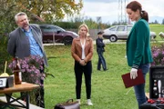 Am Tatort werden die Kommissare Stadler (Dieter Fischer, l.) und Winter (Vanessa Eckart, M.) von Pathologin Mai (Sina Wilke, r.) über die ersten Untersuchungsergebnisse informiert. Polizistin im Hintergrund: Komparsin.