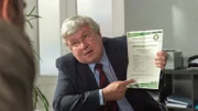 Makler Günther Birkenbach (Roland Florstedt) ist einer der Geschädigten. Er sollte das Feriendorf vermieten. Viel Zeit und Geld hat er in das Projekt gesteckt - alles umsonst. Doch zur Tatzeit will Birkenbach auf einer Versammlung gewesen sein. Sagt er die Wahrheit?