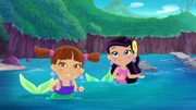 "Disneys Jake und die Nimmerland Piraten", "Das Meerjungfrauen-Lied / Schatz der Gezeiten." Das Meerjungfrauen-LiedDie Zeremonie für den Schatz der Gezeiten steht unmittelbar vor der Tür. Stormy erhält von ihrer Schwester Marina drei Aufgaben, die sie für den großen Tag erledigen soll. Dazu hat Stormy aber absolut keine Lust, denn sie würde viel lieber Surfen gehen. Da fällt ihr ein, dass sie die Aufgaben ja gar nicht selbst erledigen muss, wenn sie die hypnotische Kraft des Meerjungfrauenliedes anwendet