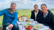 Johannes Zenglein picknickt mit 2 Sterneköchin Douce Steiner (rechts im Bild) und Tochter Justine auf dem Castellberg im Markgräflerland.