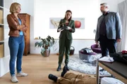 Pathologin Mai (Sina Wilke, M.) erläutert den Kommissaren Winter (Vanessa Eckart, l.) und Stadler (Dieter Fischer, r.) den möglichen Tathergang.