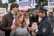 Bäckermeister Mittelbach (Martin Armknecht, l.) ist in Sorge um seine Tochter (Annika Schrumpf, 2.v.l.) und deshalb das Sprachrohr eines aufgewühlten Mobs gegen die Unterbringung des Gewaltstraftäters Zühl in ihrer Nachbarschaft. Tarik (Serhat Cokgezen, r.) versucht zu beruhigen.