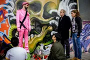 Toni Bischoff (Amanda da Gloria, r.) und Arthur Bauer (Gerd Silberbauer, 2.v.r.) platzen in die Gedenkveranstaltung, an der unter anderen auch der Flamingo-Mann (Patrick Finger, 2.v.l.) teilnimmt.
