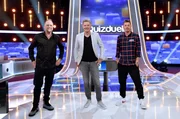 Moderator Jörg Pilawa (M.) mit den Kandidaten des Teams „Hip-Hop“: Die Musiker Smudo (l.) und Michi Beck (r.).