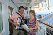 Bei den Proben für ihren gemeinsamen Auftritt kommen sich die Jazz-Sängerin Jeannie (Katharine Mehrling) und der Volksmusiker Thomas (Herbert Ulrich) näher.