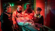 Dr. Schmidt (Joel Williams, 2.v.r.), Franzi (Rhea Harder-Vennewald, r.) und Pinar (Aybi Era, l.) können sich keinen Reim aus der Aussage des betrunkenen Clemens Waldner (Maximilian Scheidt, M.) machen, der behauptet, von Piraten überfallen worden zu sein.