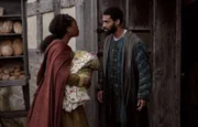 Lina de Cardonnes (Stephanie Levi-John, l.); Oviedo (Aaron Cobham, r.)