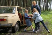 Kampf um den Teddy: 1988 streiten sich Saskia (Alma Löhr, l.) und Kerstin Bergelt (Lotta Herzog, r.), wer den Bär behalten darf. Kerstins Mutter (Ulrike Knobloch, M.) hält sich zurück.