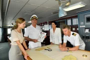 Mit Hilfe von Katja (Hedi Honert, l.) hoffen Kapitän Burger (Sascha Hehn, 2.v.l.), Hanna Liebhold (Barbara Wussow, 2.v.r.) und Dr. Sander (Nick Wilder, r.) dem Erpresser eine Falle stellen zu können.
