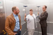 Frauke (Manuela Wisbeck, M.) ist gemeinsam mit dem kranken Jost Wildberger (Rainer Sellien, l.) und seinem verhassten Bruder Noah (Holger Daemgen, r.) in einem Fahrstuhl eingeschlossen.