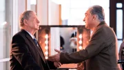 Oberstaatsanwalt Bernd Reuther (Rainer Hunold, l.) lernt Friseursalon-Besitzer Carlo Fonti (Emilio De Marchi, r.) in dessen Salon kennen.