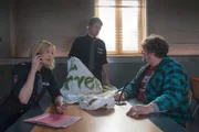 Melanie (Sanna Englund, l.) und Mattes (Matthias Schloo, M.) befragen Tetje (Daniel Zillmann, r.), der wegen seines Protestplakates verhaftet wurde.