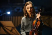 Marina Eeden (Jara Bihler) schreckt beim Üben aus einem Traum hoch.