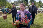 Franzi (Rhea Harder, l.) und Hans (Bruno F. Apitz, r.) ermitteln: Hat die grüne Aktivistin Gesine (Josephine Schmidt, M.) zu kriminellen Methoden gegriffen?