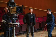 Kalli (Ferdinand Hofer) überwacht das Konzert in der Philharmonie.