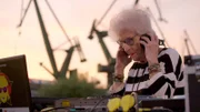 85 Jahre und kein bisschen leise: Wirginia Szmyt alias DJ Wika hat bis zu 50 Auftritte im Jahr, sie legt für jedes Alter auf – im Danziger Seniorenheim genauso wie in den hippen Bars auf dem alten Werftgelände.