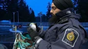 An der kanadischen Grenze haben die Beamten alle Hände voll zu tun - die Grenzbeamten haben jedoch erprobte Spürnasen und wissen genau, welcher der täglich fast 20.000 Reisenden sich verdächtig macht ...