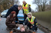 Gleiche Stelle, gleiches Auto, wieder ein Montag: Lukas Petersen (Patrick Abozen, 2.v.r.) und Jessy (Farina Flebbe, r.) wollen einen eigentlich harmlosen Auffahrunfall zwischen den Halbbrüdern Roderick Brüggemann (Uke Bosse,2.v.l.) und Guido Schneider (Andreas Birkner, liegend) aufnehmen, dabei wird Guido Schneider überfahren. Schneiders Verlobte Sherin Noury (Leila Abdullah, l.) ist entsetzt. Gleiche Stelle, gleiches Auto, wieder ein Montag: Lukas Petersen (Patrick Abozen, 2.v.r.) und Jessy (Farina Flebbe, r.) wollen einen eigentlich harmlosen Auffahrunfall zwischen den Halbbrüdern Roderick Brüggemann (Uke Bosse,2.v.l.) und Guido Schneider (Andreas Birkner, liegend) aufnehmen, dabei wird Guido Schneider überfahren. Schneiders Verlobte Sherin Noury (Leila Abdullah, l.) ist entsetzt.