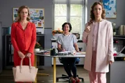 Die Metzgerstochter Conny Bauregger (Nina Schmieder, r.) wartet im Kommissariat bei Miriam Stockl (Marisa Burger, M.) auf ihre Befragung. Diese hat jedoch nur Augen für Conny Baureggers Freundin, die Fernsehmoderatorin Simone Schneidler (Juliette Greco, l.).