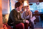 Ein Test soll Gewissheit bringen, ob Tom Kowalski (Steffen Schroeder) wirklich der Vater von Jackie (Sinje Irslinger) ist.
