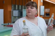 Frauke (Manuela Wisbeck) bekämpft die Methanolvergiftung ihrer Patienten mit echtem Alkohol.