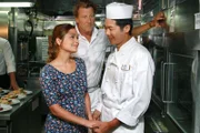 Nadja (Sarah Alles, l.) und Kim (Yung Ngo, r.) haben große gemeinsame Pläne. Doch der Food & Beverage-Manager Marco Reuter (Michael von Au, M.) macht ihnen das Leben an Bord schwer.