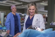 Machen sich große Sorgen um Sofia: Arizona (Jessica Capshaw, r.) und Callie (Sara Ramirez, l.), während Meredith ganz andere Sorgen hat ...
