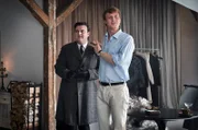 Benjamin (Joachim Fjelstrup, re.) stellt Frans (Nicolai Jørgensen, li.) der französischen Schauspielerin vor, die er frisieren soll.