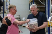 Herstellung von Gebrannten Mandeln: Alexander Herrmann (rechts) in einer Süßwaren-Fabrik in Inning am Ammersee mit Stefan Vogler.