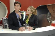 Anna und Jonas sind irritiert von der überraschenden Zusammenarbeit zwischen Alexander (Paul Grasshoff, l.) und Annett (Tanja Wenzel, r.) - noch aber denken sie sich nichts dabei. Doch dann erfahren sie von Mia, dass Annett und Alexander ein Verhältnis haben ...
