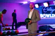 Kommissar Jonas Fischer (Lukas Piloty, r.) nimmt die Bowlingbahn eines Verdächtigen unter die Lupe. Der Besitzer war vor Kurzem aus der Bank entlassen worden, auf die nun ein Überfall mit Todesfolge verübt wurde. (Komparsen im Bild)