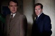 Jim Strange (Sean Rigby, l.) und Inspektor Morse (Shaun Evans, r.) werden zu einem alten und leerstehenden Fabrikgebäude gerufen. Dort finden sie die Leiche eines obdachlosen Mannes, der zahlreiche Verletzungen aufweist.