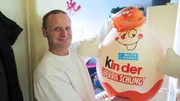 Günther sammelt seit über 30 Jahren Ü-Eier, 3000 davon stehen im Gästezimmer der Familie. Ilona und Günther sind überfordert und überglücklich, dass RTL II-Trödelprofi Otto Schulte sie beim Verkauf unterstützen will.